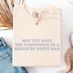 Könnte beinhalten: Rustikales Holzschild mit dem Text "Welcome to our home" in handschriftlichem Stil. Das Schild hat eine Used-Optik und ein schlichtes, einladendes Design, perfekt für eine Veranda oder einen Eingangsbereich.