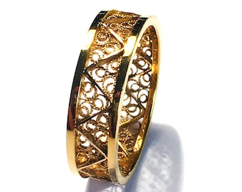 Wedding band in 18K gold. Exquisite filigree work. Made of white or yellow gold. Design by Luis Mendez Artesanos. Unit pricing