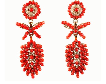 Delicate Spike earrings in 18K gold and coral. Long earrings in filigree. Genuine handmade jewellery. Unique jewel. Luis Méndez Artesanos.