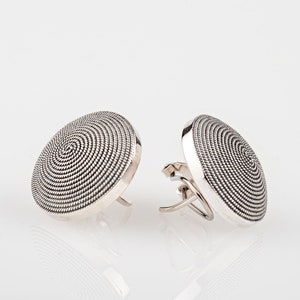 Sophisticated omega clasp earrings in sterling silver from the Mediterráneo Collection. Handmade. Exclusive design. Luis Méndez Artisans.