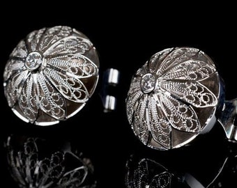 Filigree Buttons Earrings in 18K White Gold and Diamonds. Fine and elegant jewel. Wedding earrings. Handmade by Luis Méndez Artesanos.