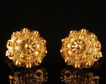 Lovely Earrings. Charro Button Earrings in 18K Gold. Handcrafted Earrings. Filigree Jewelry. Made in Salamanca by Luis Méndez Artesanos.