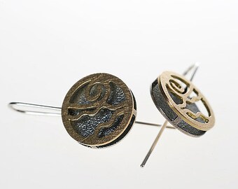 Spirals Collection Earrings. In 18K gold and 925 sterling silver. Lightweight hoop earrings. Unique piece. Design by Luis Méndez Artesanos.