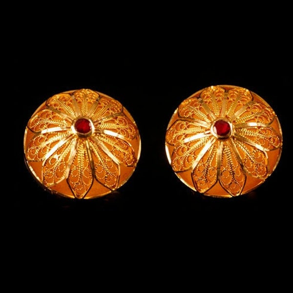Filigree Button Earrings in 18K Gold and ruby. Beautiful handmade earrings. Wonderful and delicate masterpiece by Luis Méndez Artesanos.