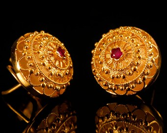 Exquisite Grainy Button Earrings. Filigree earrings in 18K Gold and Ruby. Emerald earring. Sapphire earrings. Luis Méndez Artesanos. Spain.