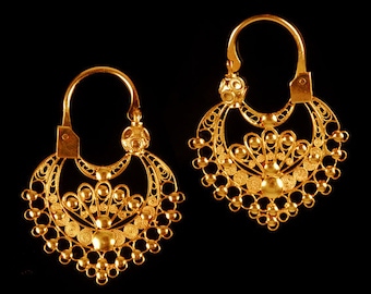 Fine 18K Gold Earrings. Filigree Horseshoe Earrings. Half Moon hoop earrings. Light and delicate jewel. Handmade by Luis Méndez Artesanos.