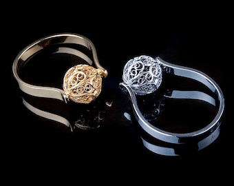 Beautiful Ring with Filigree Bead in 18K Gold. Engagement ring. Solitaire ring. Handmade jewelry by Luis Méndez Artesanos. Salamanca, Spain.