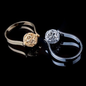 Beautiful Ring with Filigree Bead in 18K Gold. Engagement ring. Solitaire ring. Handmade jewelry by Luis Méndez Artesanos. Salamanca, Spain.