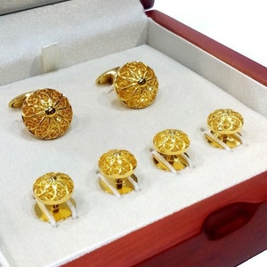Eleganckie spinki do mankietów i ćwieki do smokingu. Ręcznie wykonane z filigranowego złota 18K. Ślubne spinki do mankietów i ćwieki. Luis Méndez Artesanos. Hiszpania.
