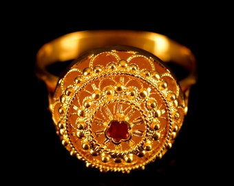 Magnifique bague bouton granuleuse. Bague en filigrane faite main en or 18 carats et rubis. Chef-d'oeuvre artisanal. Luis Méndez Artesanos. Espagne.