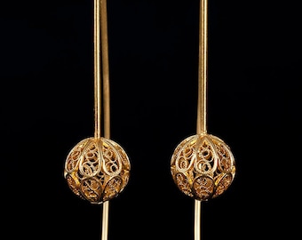 Modern Filigree Beads Earrings. Hairpin style earrings. Handmade in 18K gold or white gold.  A masterpiece by Luis Méndez Artesanos. Spain.