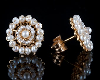 Beautiful and delicate rose earring. Small pearls hand sewn with 18K gold threads. Unique jewel handmade. Luis Méndez Artesanos. Made Spain.