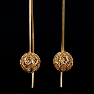 Modern Filigree Beads Earrings. Hairpin style earrings. Handmade in 18K gold or white gold.  A masterpiece by Luis Méndez Artesanos. Spain.