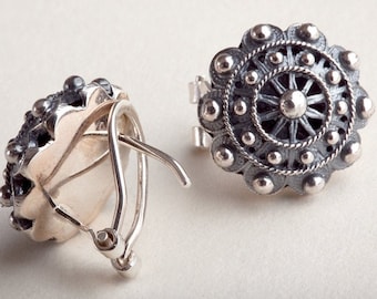 Wonderful Charro Button Earrings. Handcrafted with the filigree technique. In 925 Silver. With omega clasp. By Luis Méndez Artesanos. Spain.