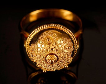 Turkish Button Ring in 18K gold. Delicate and fine work of handicraft. Authentic filigree jewel. Design by Luis Méndez Artesanos. Spain.