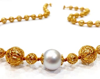 Filigree Beads Necklace and beautiful white Pearl. Lovely 18K gold necklace choker. Unique piece handmade by Luis Méndez Artesanos. Spain.