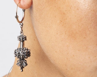 Wonderful long silver earrings. Pumpkin Earrings. Handmade jewelry. 925 Silver. Vintage style. Luis Méndez Artesanos. Spain.