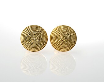 Delicados pendientes de oro. Colección Mediterráneo. Elaborados a mano. Oro 18K. Cierre presión. Diseño contemporáneo. Luis Méndez Artesanos