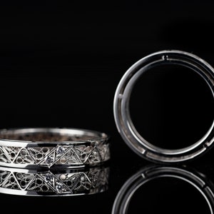 Lovely and unique filigree wedding ring in 18K white gold and diamonds. Original design by Luis Méndez Artesanos. Made in Salamanca, Spain.