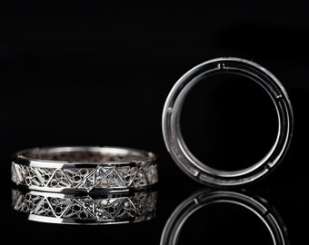 Lovely and unique filigree wedding ring in 18K white gold and diamonds. Original design by Luis Méndez Artesanos. Made in Salamanca, Spain.