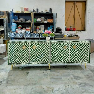 Aparador con incrustaciones geométricas de hueso verde y patas de latón, muebles de lujo para el hogar