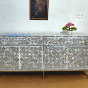 Aparador artesanal con incrustaciones de nácar: mueble de almacenamiento de estilo bohemio floral.