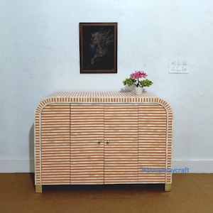 丸みを帯びたエッジのストライプ模様の骨象嵌サイドボードキャビネット - ハンドメイド収納家具