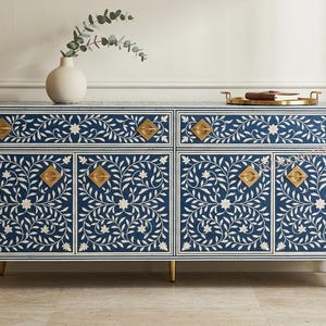 Handgefertigtes Sideboard-Buffet mit blauer Knocheneinlage, Messingknöpfen und Metallbeinen – ein luxuriöses Möbelstück