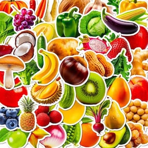 Pode incluir: Uma vibrante variedade de adesivos de frutas e vegetais. A imagem apresenta uma variedade de produtos, incluindo bananas, morangos, kiwi e um abacaxi. Outros itens incluem um cogumelo, uma castanha e uma beterraba. Os adesivos têm bordas brancas.