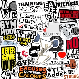 Op de afbeelding: Een verzameling fitness-thema stickers met motiverende zinnen en afbeeldingen. De stickers bevatten tekst als "Gym", "Never Give Up" en "Be Strong". Afbeeldingen zijn onder meer een gewichtheffer skelet, dumbbells en een hart.