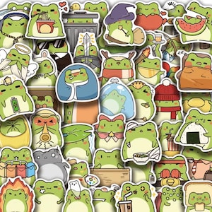 Puede incluir: Una colección de pegatinas de ranas verdes en varias poses y atuendos. Algunas ranas llevan sombreros, bufandas y otros accesorios. Las pegatinas tienen un estilo de dibujos animados y son adecuadas para decorar cuadernos, ordenadores portátiles u otros artículos.