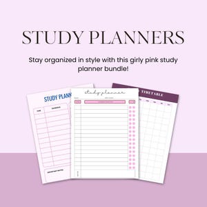 Op de afbeelding: Een bundel roze en witte studieplanners. De planners bevatten een rooster, een schema en een cursus/hoofdstuk sectie. De tekst op de planners luidt "Study Planners" en "Blijf georganiseerd in stijl met deze girly roze studieplanner bundel!"