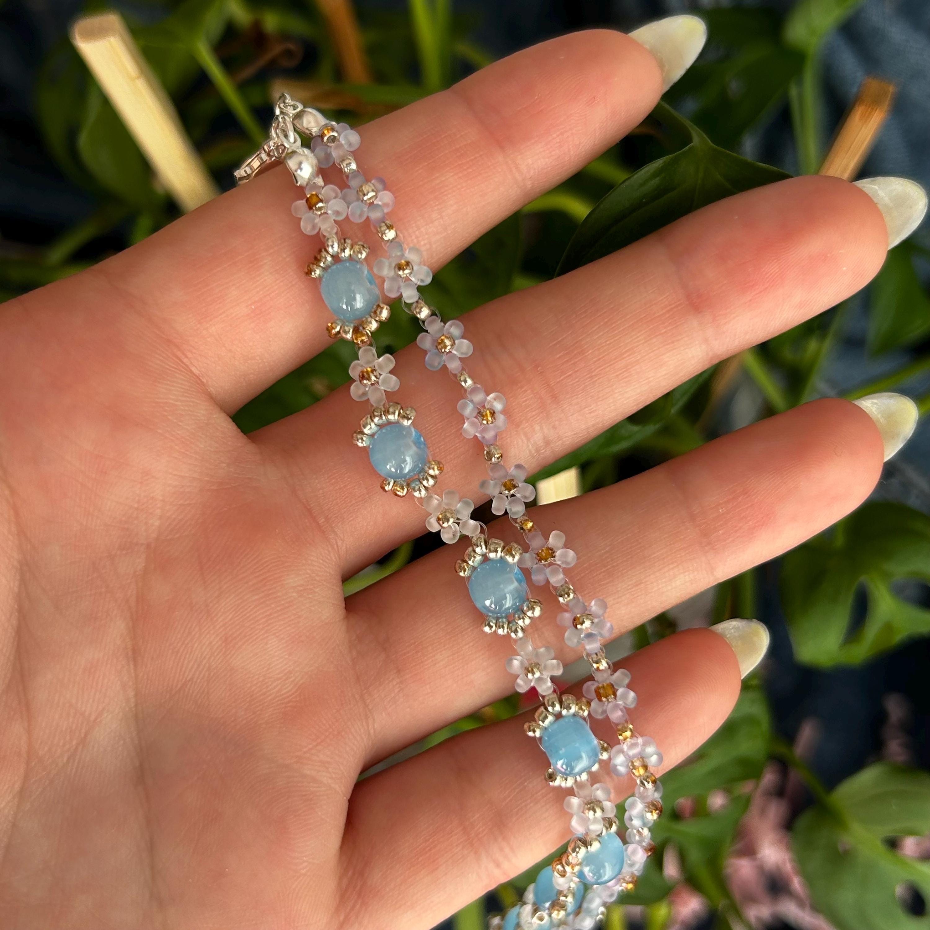 手作りの青いビーズの花のブレスレット、シルバーチャーム - Etsy 日本