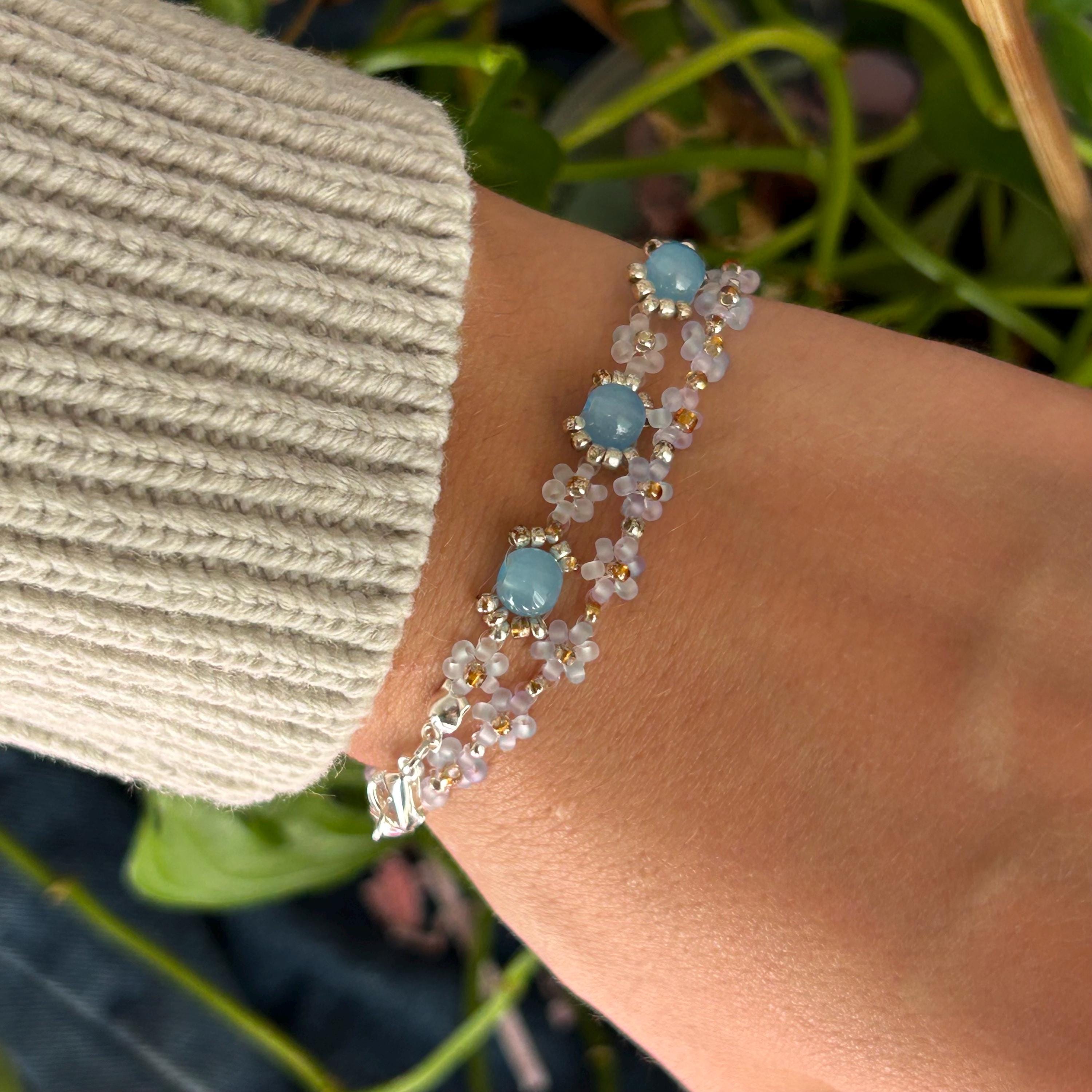 手作りの青いビーズの花のブレスレット、シルバーチャーム - Etsy 日本