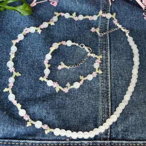 Beaded nacklace and bracelet set. Flower jewelry set. Spring jewelry set. Delicate nacklace and bracelet.