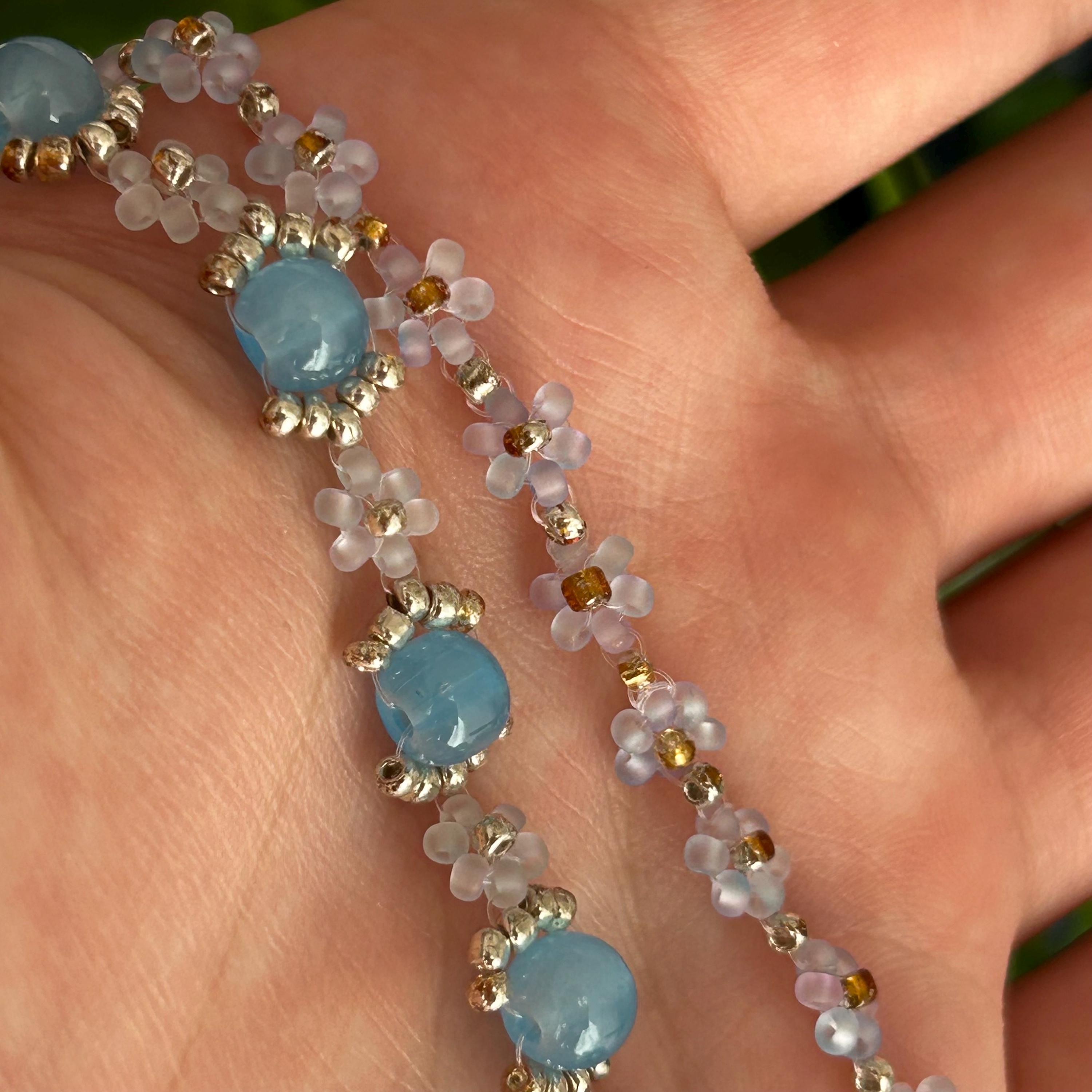 手作りの青いビーズの花のブレスレット、シルバーチャーム - Etsy 日本