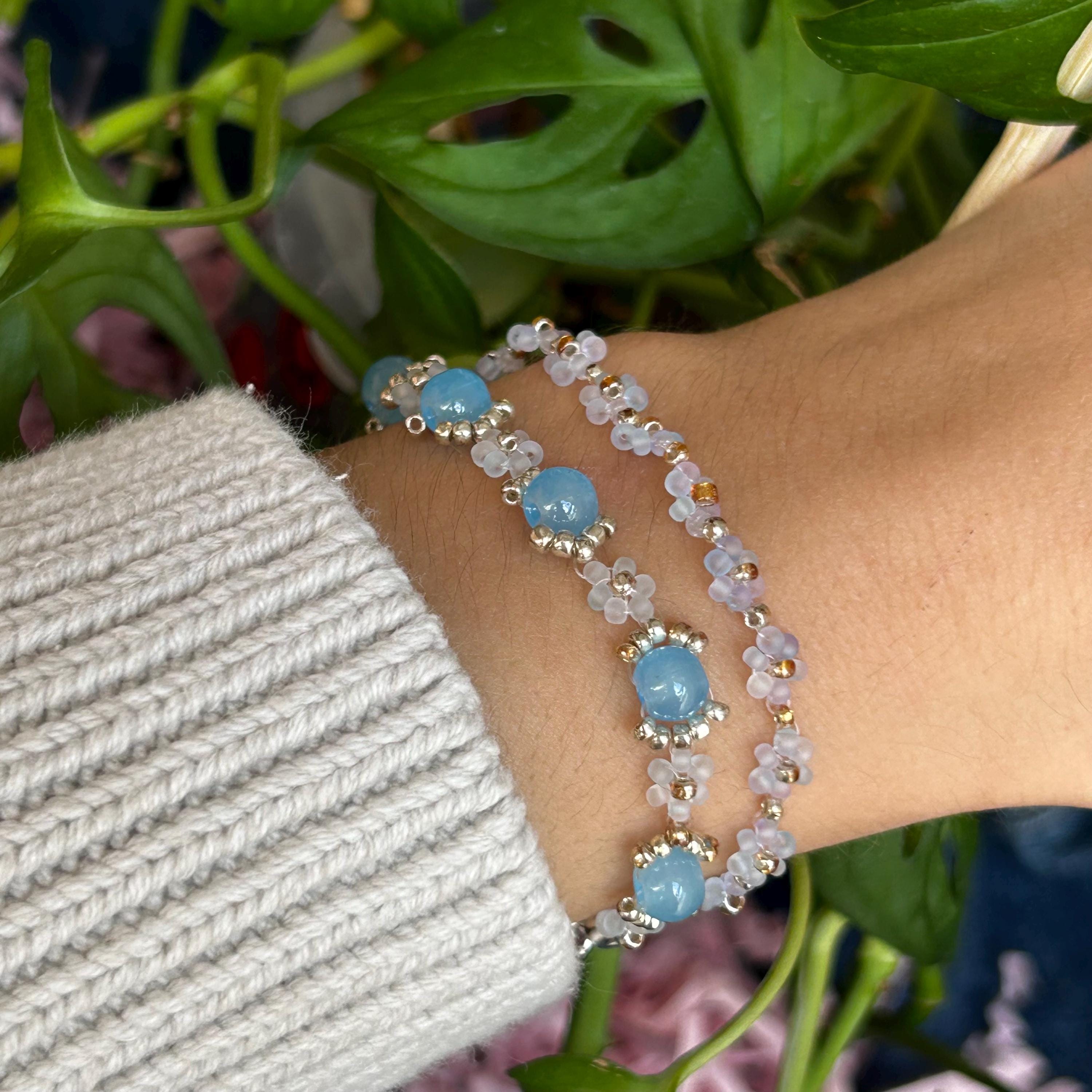 手作りの青いビーズの花のブレスレット、シルバーチャーム - Etsy 日本