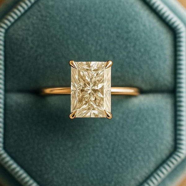 Delikatny pierścionek z lśniącym moissanitem • Złota obrączka zaręczynowa typu solitaire • Nowoczesna minimalistyczna biżuteria – prezent dla niej