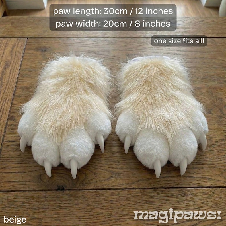 Puede incluir: Zapatillas de felpa beige con forma de pata y garras blancas. La longitud de la pata es de 30 cm y el ancho es de 20 cm. El texto "one size fits all!" es visible. La palabra "beige" est&aacute; en la parte inferior izquierda.