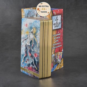 Op de afbeelding: Een tarotkaartspel met gouden randen en een kleurrijke illustratie van een figuur op de voorkant. De doos leest "4 Worlds Tarot" en "Complete 80 deck with divinatory instructions."
