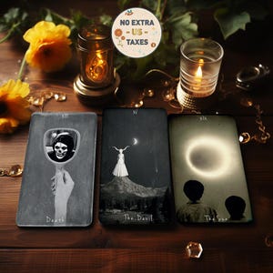 Può includere: Tre carte dei tarocchi con immagini scure, tra cui "Death", "The Devil" e "The Sun". Le carte sono su una superficie di legno, circondate da candele, fiori ed elementi decorativi. Il testo "NO EXTRA - US - TAXES" è anche visibile.