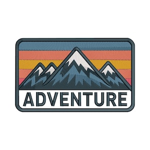 Puede incluir: Parche bordado con una cordillera con picos nevados sobre un fondo a rayas de color naranja, amarillo y rosa. La palabra "ADVENTURE" se muestra en letras blancas en negrita.