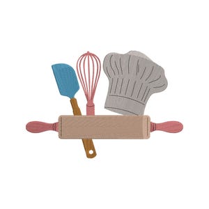 Può includere: Un disegno ricamato con strumenti di cottura. Una spatola blu, una frusta rosa e un cappello da chef grigio sono disposti sopra un mattarello beige con manici rosa. Il disegno è su sfondo bianco.