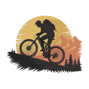 Peut inclure: Un motif brodé représentant la silhouette noire d'un cycliste sur un VTT sur une colline. L'arrière-plan montre un grand soleil jaune et des sommets montagneux orange, avec des pins noirs à la base de la pente.