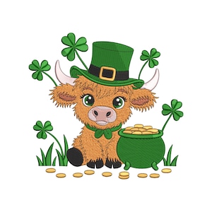 Könnte beinhalten: Gesticktes Design einer Hochlandkuh mit grünem Zylinderhut mit goldener Schnalle und grüner Fliege. Die Kuh ist von Kleeblättern und einem Topf mit Goldmünzen umgeben, mit Grashalmen und Goldmünzen auf dem Boden.