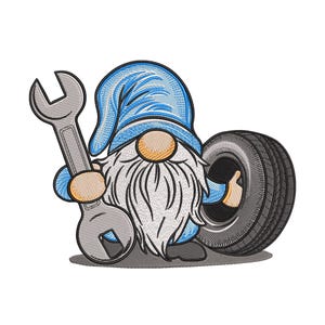 Może przedstawiać: Haftowany wzór gnoma mechanika trzymającego klucz i opierającego się o oponę. Gnom ma niebieską czapkę i długą białą brodę. Opona jest czarna z szarymi detalami.