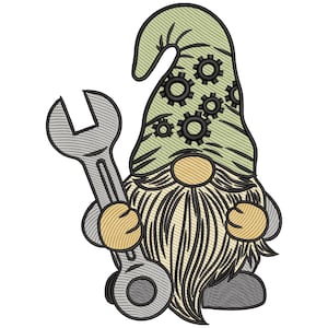 Może przedstawiać: Wyszywany gnom z jasnozielonym kapeluszem ozdobionym czarnymi kołami zębatymi, trzymający srebrny klucz. Gnom ma długą, kremową brodę, beżowy nos i beżowe dłonie. Gnom ma na sobie szare buty.