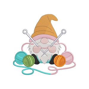 Può includere: Illustrazione di uno gnomo con cappello arancione e ferri da maglia argentati. Lo gnomo ha un viso rosa e barba bianca. Gomitoli di lana in turchese, verde, arancione e rosa suggeriscono un tema artigianale.