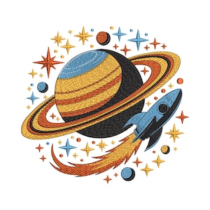 Puede incluir: Un diseño bordado con un planeta con anillos, un cohete azul, estrellas y otros cuerpos celestes. El planeta tiene rayas amarillas, naranjas y negras. El cohete tiene una estela de llamas. Las estrellas son en tonos amarillos, naranjas y azules.