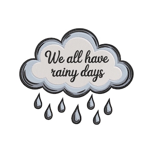 Op de afbeelding: Geborduurd ontwerp van een wolk met de tekst "We all have rainy days" in een scriptlettertype. De wolk is lichtgrijs met een donkergrijze omtrek en de regendruppels zijn donkergrijs.
